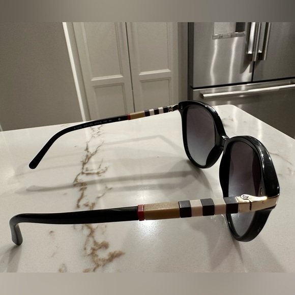 Burberry Sunglasses - Picture 8 of 8
